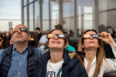 New York 'ta güneş tutulması 2024. 08 Nisan 2024, New York, New York, ABD: İnsanlar 8 Nisan 2024 'te New York City' de Empire State Binası 'nın 86' ncı katındaki güneş tutulmasını izliyorlar. İlk güneş tutulmasıyla