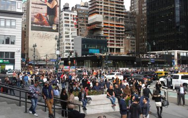 New York 'ta Güneş Tutulması. 08 Nisan 2024, New York, ABD: New Yorklular ve turistler Manhattan 'da güneş tutulmasını izlerken görüldü. Ay, Dünya ile Güneş arasında geçtiğinde bir güneş tutulması meydana gelir.