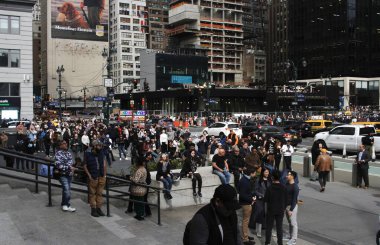 New York 'ta Güneş Tutulması. 08 Nisan 2024, New York, ABD: New Yorklular ve turistler Manhattan 'da güneş tutulmasını izlerken görüldü. Ay, Dünya ile Güneş arasında geçtiğinde bir güneş tutulması meydana gelir.