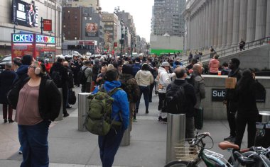 New York 'ta Güneş Tutulması. 08 Nisan 2024, New York, ABD: New Yorklular ve turistler Manhattan 'da güneş tutulmasını izlerken görüldü. Ay, Dünya ile Güneş arasında geçtiğinde bir güneş tutulması meydana gelir.