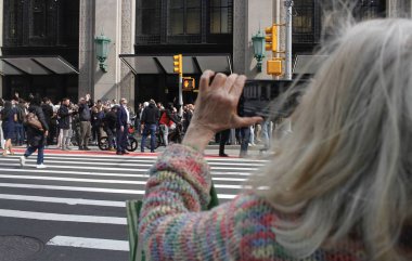 New York 'ta Güneş Tutulması. 08 Nisan 2024, New York, ABD: New Yorklular ve turistler Manhattan 'da güneş tutulmasını izlerken görüldü. Ay, Dünya ile Güneş arasında geçtiğinde bir güneş tutulması meydana gelir.