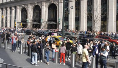 New York 'ta Güneş Tutulması. 08 Nisan 2024, New York, ABD: New Yorklular ve turistler Manhattan 'da güneş tutulmasını izlerken görüldü. Ay, Dünya ile Güneş arasında geçtiğinde bir güneş tutulması meydana gelir.