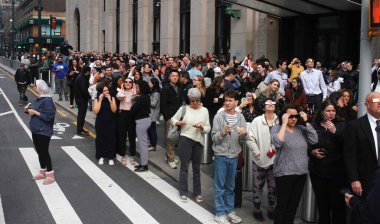 New York 'ta Güneş Tutulması. 08 Nisan 2024, New York, ABD: New Yorklular ve turistler Manhattan 'da güneş tutulmasını izlerken görüldü. Ay, Dünya ile Güneş arasında geçtiğinde bir güneş tutulması meydana gelir.