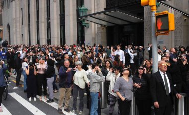 New York 'ta Güneş Tutulması. 08 Nisan 2024, New York, ABD: New Yorklular ve turistler Manhattan 'da güneş tutulmasını izlerken görüldü. Ay, Dünya ile Güneş arasında geçtiğinde bir güneş tutulması meydana gelir.