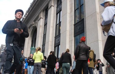 New York 'ta Güneş Tutulması. 08 Nisan 2024, New York, ABD: New Yorklular ve turistler Manhattan 'da güneş tutulmasını izlerken görüldü. Ay, Dünya ile Güneş arasında geçtiğinde bir güneş tutulması meydana gelir.