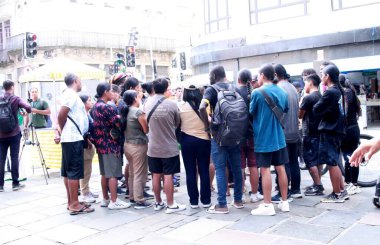 RIO JANEIRO (RJ) Brezilya 04 / 08 / 2024. Bu pazartesi sabahı, 8 Nisan 2024 'te, Rio de Janeiro şehrinde bulunan Uruguaiana Caddesi' nden sokak satıcıları kaldırılmaya başlandı.