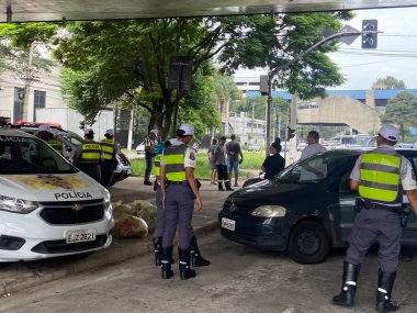 SAO PAULO (SP), BRAZIL - 04/08/2024 BLITZ-TRANSIT-INSPECTION. Bu pazartesi öğleden sonra, 8 Nisan 2024 'te, Askeri İnzibat, Sao Paulo' nun merkez bölgesinde bulunan Avenida do Estado 'ya bir saldırı düzenledi. 