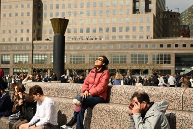 8 Nisan 2024 - New York, ABD: New York 'ta 2024 Güneş tutulması. Çok beklenen güneş tutulması, ay, güneş ve dünya arasından geçerken güneş ışınlarını engellediğinde ortaya çıkacak. Özel güneş gözlüğü takan insanlar 