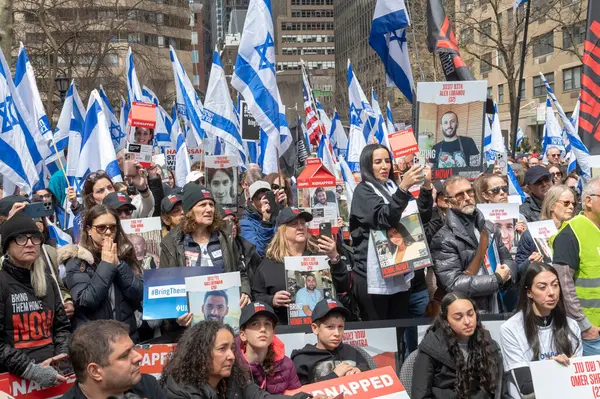 哈马斯袭击以色列6个月后 在联合国标记处集合他们回家 2024年4月7日 美国纽约 1万多名犹太人 以色列流亡者和支持者在纽约联合国总部外集会 — 图库照片