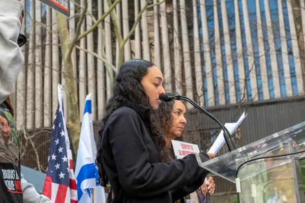 ハマスがイスラエルに攻撃してから6か月後に国連でラリーを開催 2024年4月7日 ニューヨーク アメリカ合衆国 ミッドタウンにある国連本部の外で10 000人以上のユダヤ人 イスラエルの外国人 支持者が集まります — ストック写真