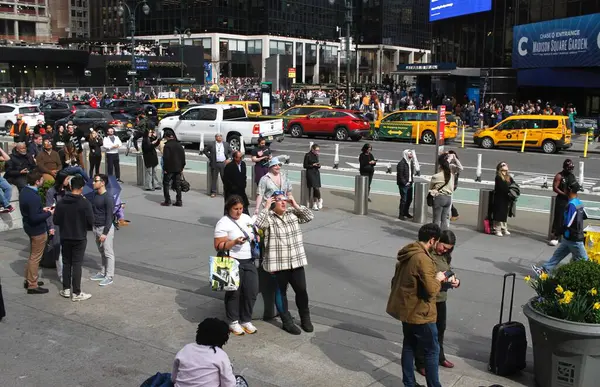 New York 'ta Güneş Tutulması. 08 Nisan 2024, New York, ABD: New Yorklular ve turistler Manhattan 'da güneş tutulmasını izlerken görüldü. Ay, Dünya ile Güneş arasında geçtiğinde bir güneş tutulması meydana gelir.