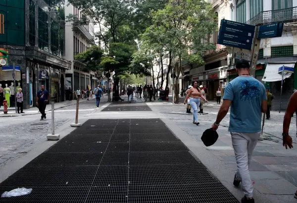 RIO JANEIRO (RJ) Brezilya 04 / 08 / 2024. Bu pazartesi sabahı, 8 Nisan 2024 'te, Rio de Janeiro şehrinde bulunan Uruguaiana Caddesi' nden sokak satıcıları kaldırılmaya başlandı.