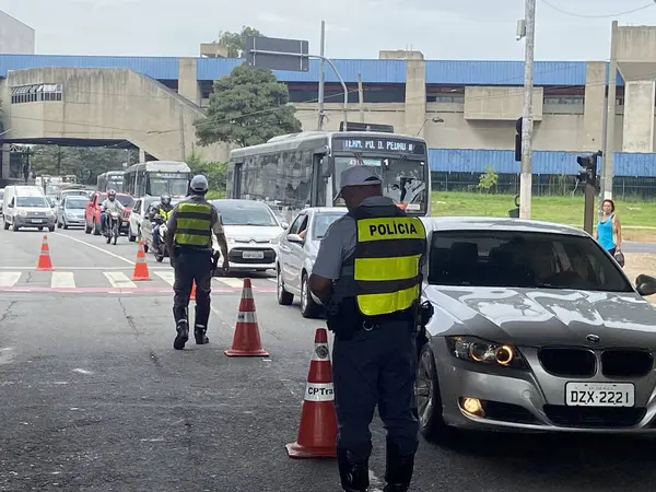 SAO PAULO (SP), BRAZIL - 04/08/2024 BLITZ-TRANSIT-INSPECTION. Bu pazartesi öğleden sonra, 8 Nisan 2024 'te, Askeri İnzibat, Sao Paulo' nun merkez bölgesinde bulunan Avenida do Estado 'ya bir saldırı düzenledi. 