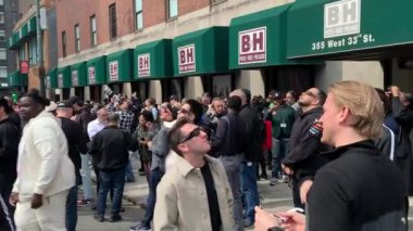 New York 'ta Güneş Tutulması. 08 Nisan 2024, New York, ABD: New Yorklular ve turistler Manhattan 'da güneş tutulmasını izlerken görüldü. Ay, Dünya ile Güneş arasında geçtiğinde bir güneş tutulması meydana gelir.