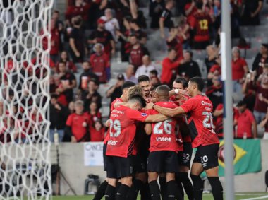 CURITIBA (PR), Brezilya 09 / 04 / 2024 - Oyuncular Athletico PR ile Rayo Zuliano arasında oynanan karşılaşmada Athletico 'nun golünü Copa Sul grup sahnesinin ikinci turu için geçerli saydılar.