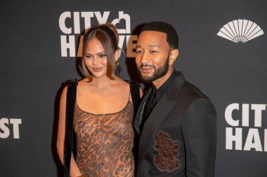 (Şehir Hasadı 2024 Gala 'sını sunar Motown Büyüsü. 10 Nisan 2024, New York, ABD: (L-R) Chrissy Teigen ve John Legend City Harvest Gala 'yı sunar: 2024 Motown Büyüsü Cipriani 42. Cadde' de
