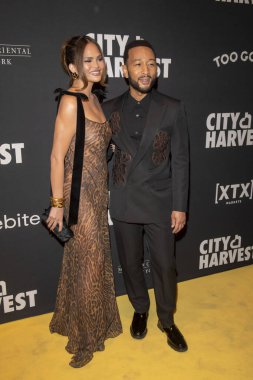 (Şehir Hasadı 2024 Gala 'sını sunar Motown Büyüsü. 10 Nisan 2024, New York, ABD: (L-R) Chrissy Teigen ve John Legend City Harvest Gala 'yı sunar: 2024 Motown Büyüsü Cipriani 42. Cadde' de