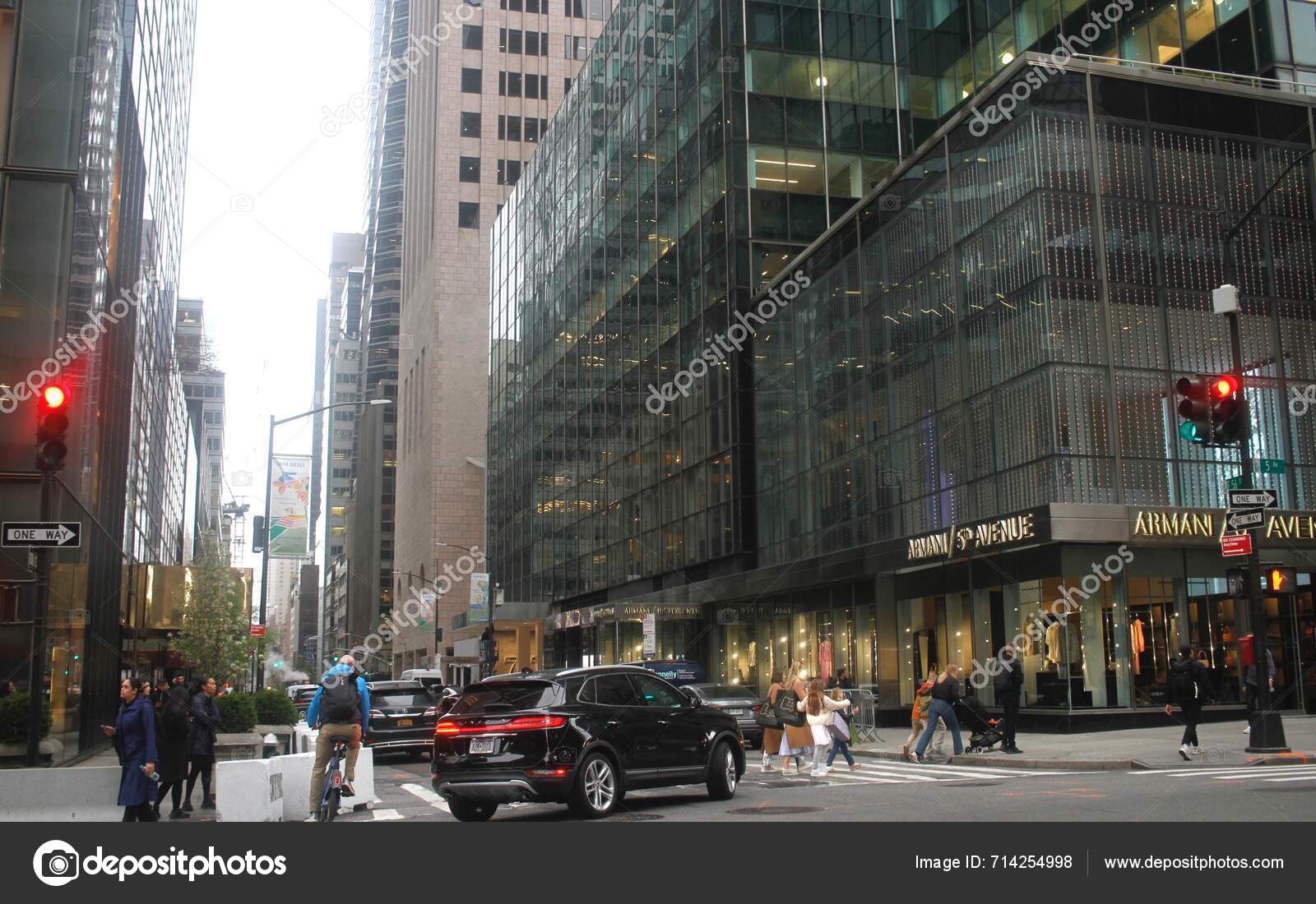 how many people live in manhattan new york 2024