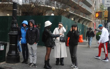 (New York 'a Şiddetli Yağmur Damlaları. 11 Nisan 2024, New York, ABD: New Yorklular ve turistler Perşembe (11 Nisan) öğleden sonra 12 Nisan Cuma gününe kadar yoğun yağış ile karşı karşıya).