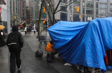 (New York 'a Şiddetli Yağmur Damlaları. 11 Nisan 2024, New York, ABD: New Yorklular ve turistler Perşembe (11 Nisan) öğleden sonra 12 Nisan Cuma gününe kadar yoğun yağış ile karşı karşıya).