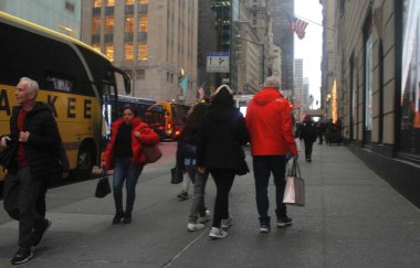 (11 Nisan 2024, New York, ABD: Şiddetli bir trafik ve trafik sıkışıklığına yol açan ani yağış beklentisiyle Manhattan 'daki insan hareketleri. 