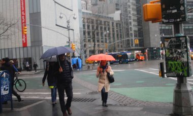(New York 'a Şiddetli Yağmur Damlaları. 11 Nisan 2024, New York, ABD: New Yorklular ve turistler Perşembe (11 Nisan) öğleden sonra 12 Nisan Cuma gününe kadar yoğun yağış ile karşı karşıya).