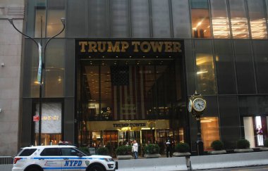 (11 Nisan 2024, New York, ABD: Şiddetli bir trafik ve trafik yoğunluğuna yol açan ani yağış beklentisiyle hava değiştikçe, Manhattan 'da, Trump Kulesi yakınlarında yoğun insan hareketleri. 