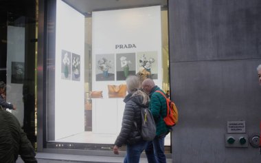 (11 Nisan 2024, New York, ABD: Prada mağazası yakınlarında hava değişince Manhattan 'da yoğun insan hareketleri