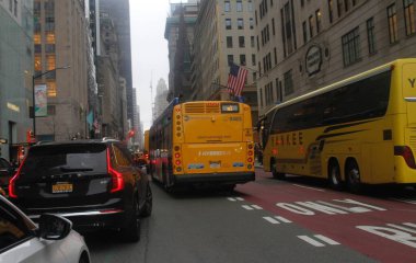 (11 Nisan 2024, New York, ABD: Şiddetli bir trafik ve trafik sıkışıklığına yol açan ani yağış beklentisiyle Manhattan 'daki insan hareketleri. 