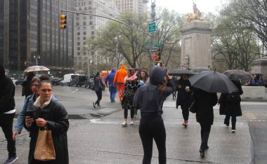 (New York 'a Şiddetli Yağmur Damlaları. 11 Nisan 2024, New York, ABD: New Yorklular ve turistler Perşembe (11 Nisan) öğleden sonra 12 Nisan Cuma gününe kadar yoğun yağış ile karşı karşıya).