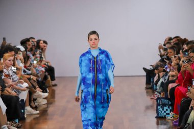 Sao Paulo (SP), Brezilya 04 / 12 / 2024 Aktris ve model Agatha Moreira, 12 Nisan 2024 Cuma günü Sao Paulo 'daki Alışveriş JK Iguatemi' de yer alan SPFW N57 markası için Martins geçidi düzenliyor. (Fotoğraf: Leco Viana / T