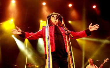 RIO DE JANEIRO (RJ) Brezilya 04 / 13 / 2024 - Şarkıcı Alceu Valenca, bu Cumartesi gecesi Rio de Janeiro 'daki Vivo Rio' da bir performans sergiledi.. 