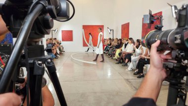 Sao Paulo (SP), 04 / 14 / 2024 Gloria Coelho moda gösterisi, 14 Nisan 2024 Pazar günü Sao Paulo Jardim Europa 'daki Nara Roesler galerisinde gerçekleşti.. 