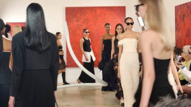 Sao Paulo (SP), 04 / 14 / 2024 Gloria Coelho moda gösterisi, 14 Nisan 2024 Pazar günü Sao Paulo Jardim Europa 'daki Nara Roesler galerisinde gerçekleşti.. 