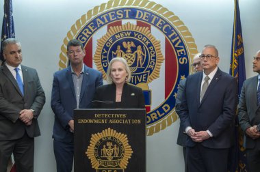 Senatör Gillibrand, Polis Memurları Çocuk Bakımı Yasası 'nı duyurdu. Nisan 01, 2024, New York, New York, ABD: Senatör Kirsten Gillibrand Manhattan 'ın aşağısındaki Dedektifler Vakfı' nda basın toplantısı düzenledi.