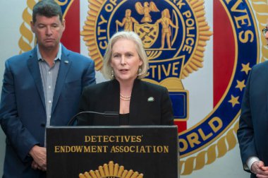 Senatör Gillibrand, Polis Memurları Çocuk Bakımı Yasası 'nı duyurdu. Nisan 01, 2024, New York, New York, ABD: Senatör Kirsten Gillibrand Manhattan 'ın aşağısındaki Dedektifler Vakfı' nda basın toplantısı düzenledi.