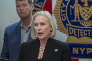 Senatör Gillibrand, Polis Memurları Çocuk Bakımı Yasası 'nı duyurdu. Nisan 01, 2024, New York, New York, ABD: Senatör Kirsten Gillibrand Manhattan 'ın aşağısındaki Dedektifler Vakfı' nda basın toplantısı düzenledi.