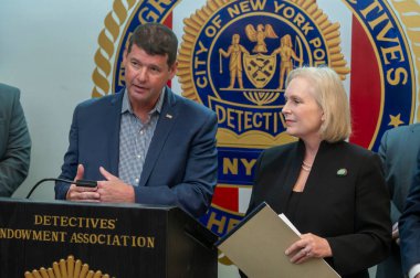 Senatör Gillibrand, Polis Memurları Çocuk Bakımı Yasası 'nı duyurdu. 01 Nisan 2024, New York, New York, ABD: Chris Monahan, New York Polis Teşkilatı Başkomiserleri Vakfı Başkanı, Senatör Kirsten Gillibrand basın toplantısı 
