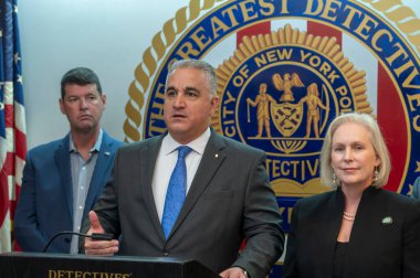 Senatör Gillibrand, Polis Memurları Çocuk Bakımı Yasası 'nı duyurdu. 1 Nisan 2024, New York, New York, ABD: Vincent J. Vallelong, New York Polis Teşkilatı Başkanımız. Senatör Kirsten Gillibrand basın toplantısı 