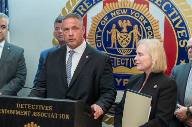 Senatör Gillibrand, Polis Memurları Çocuk Bakımı Yasası 'nı duyurdu. 01 Nisan 2024, New York, New York, ABD: Daniel Rhein, Başkan Yardımcısı, Liman İdaresi Polis Teşkilatı Yardımseverleri Derneği, ABD Senatör Kirsten Gillibrand 
