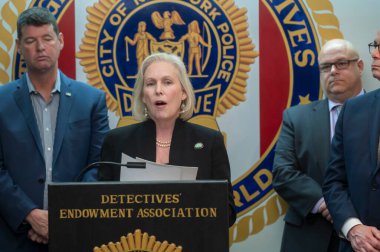 Senatör Gillibrand, Polis Memurları Çocuk Bakımı Yasası 'nı duyurdu. Nisan 01, 2024, New York, New York, ABD: Senatör Kirsten Gillibrand Manhattan 'ın aşağısındaki Dedektifler Vakfı' nda basın toplantısı düzenledi.