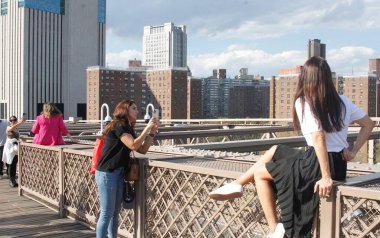 Brooklyn Köprüsü 'nde Pro Filistin Protestosu. 15 Nisan 2024, New York, ABD: NYPD, Brooklyn Köprüsü 'ndeki trafiği protesto eden ve engellemeye çalışan Pro Filistin Protestocularını dağıtmayı başardı. 