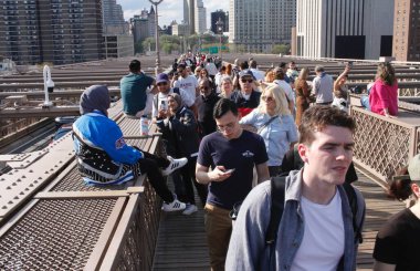 Brooklyn Köprüsü 'nde Pro Filistin Protestosu. 15 Nisan 2024, New York, ABD: NYPD, Brooklyn Köprüsü 'ndeki trafiği protesto eden ve engellemeye çalışan Pro Filistin Protestocularını dağıtmayı başardı. 