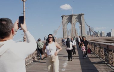 Brooklyn Köprüsü 'nde Pro Filistin Protestosu. 15 Nisan 2024, New York, ABD: NYPD, Brooklyn Köprüsü 'ndeki trafiği protesto eden ve engellemeye çalışan Pro Filistin Protestocularını dağıtmayı başardı. 