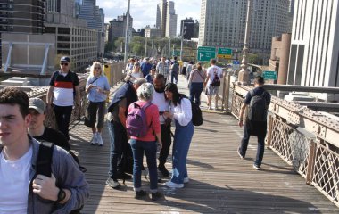 Brooklyn Köprüsü 'nde Pro Filistin Protestosu. 15 Nisan 2024, New York, ABD: NYPD, Brooklyn Köprüsü 'ndeki trafiği protesto eden ve engellemeye çalışan Pro Filistin Protestocularını dağıtmayı başardı. 