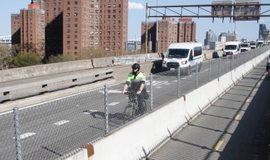 Brooklyn Köprüsü 'nde Pro Filistin Protestosu. 15 Nisan 2024, New York, ABD: NYPD, Brooklyn Köprüsü 'ndeki trafiği protesto eden ve engellemeye çalışan Pro Filistin Protestocularını dağıtmayı başardı. 