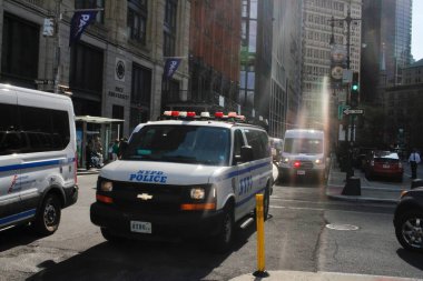Brooklyn Köprüsü 'nde Pro Filistin Protestosu. 15 Nisan 2024, New York, ABD: NYPD, Brooklyn Köprüsü 'ndeki trafiği protesto eden ve engellemeye çalışan Pro Filistin Protestocularını dağıtmayı başardı. 