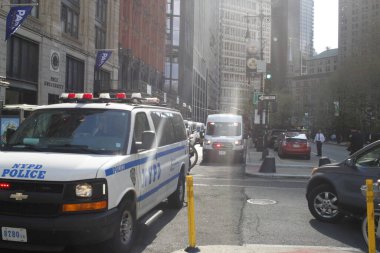 Brooklyn Köprüsü 'nde Pro Filistin Protestosu. 15 Nisan 2024, New York, ABD: NYPD, Brooklyn Köprüsü 'ndeki trafiği protesto eden ve engellemeye çalışan Pro Filistin Protestocularını dağıtmayı başardı. 