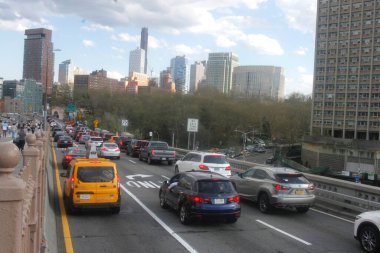 Brooklyn Köprüsü 'nde Pro Filistin Protestosu. 15 Nisan 2024, New York, ABD: NYPD, Brooklyn Köprüsü 'ndeki trafiği protesto eden ve engellemeye çalışan Pro Filistin Protestocularını dağıtmayı başardı. 