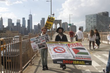 Brooklyn Köprüsü 'nde Pro Filistin Protestosu. 15 Nisan 2024, New York, ABD: NYPD, Brooklyn Köprüsü 'ndeki trafiği protesto eden ve engellemeye çalışan Pro Filistin Protestocularını dağıtmayı başardı. 